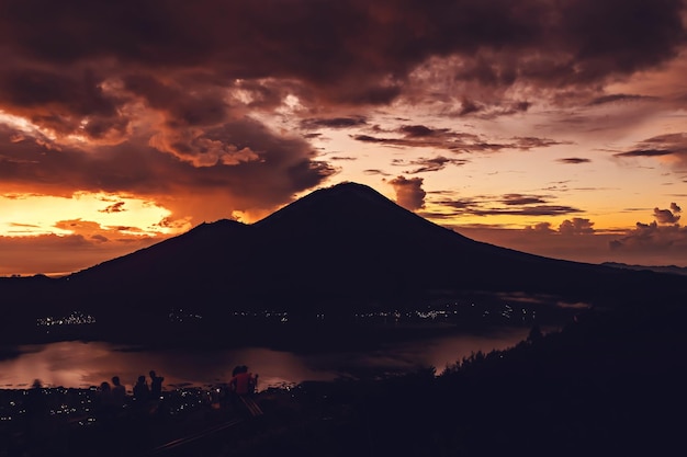 Захватывающий восход солнца над горой Абанг, вид с вулкана Батур и озера Батур, Бали, Индонезия