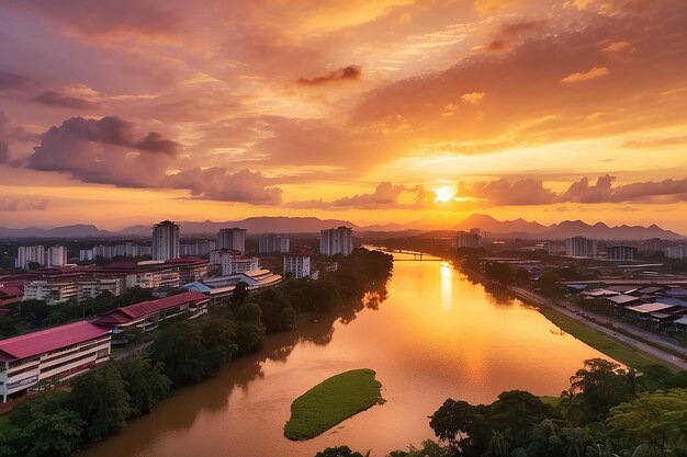 マレーシアのボルネオ島のクチングで息を吸う夕暮れ