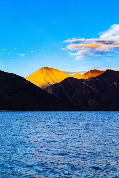 Photo breathtaking twilight at pangong tso