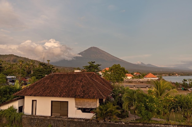 バリ島、インドネシアのアメッド ビーチからアグン火山の息をのむような景色