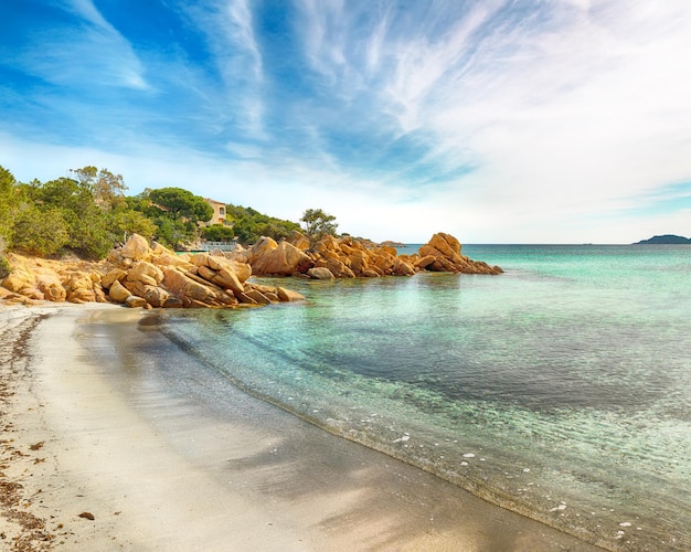 Vista mozzafiato sulla spiaggia di capriccioli in costa smeralda