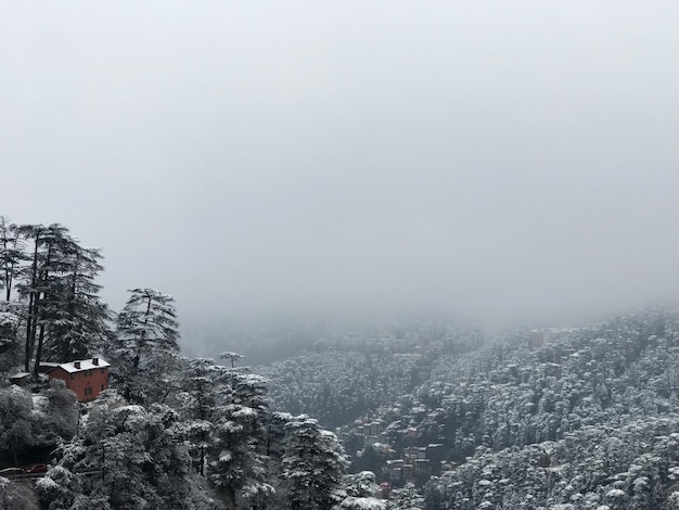 Photo breathtaking view of a mountain city after snowfall