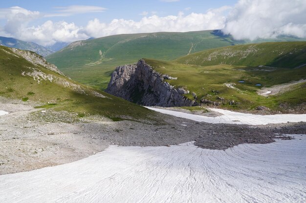 写真 氷河 と 草原 を 含む 山 の 峡谷 の 壮大な 景色