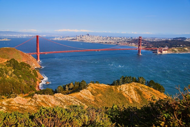 Ampia vista mozzafiato del golden gate bridge dalle montagne con lo skyline di san francisco in lontananza