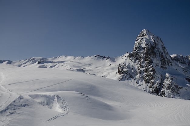 Захватывающий зимний пейзаж природы, удивительный снежный горный вид.