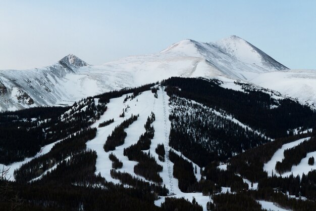 Breckenridge skigebied bij zonsopgang in de winter.