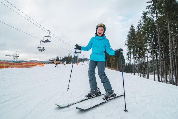 Brede engelenfoto van skiënde jonge volwassen vrouw