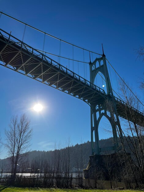 Foto brede hoek van de hangbrug tegen een heldere blauwe lucht
