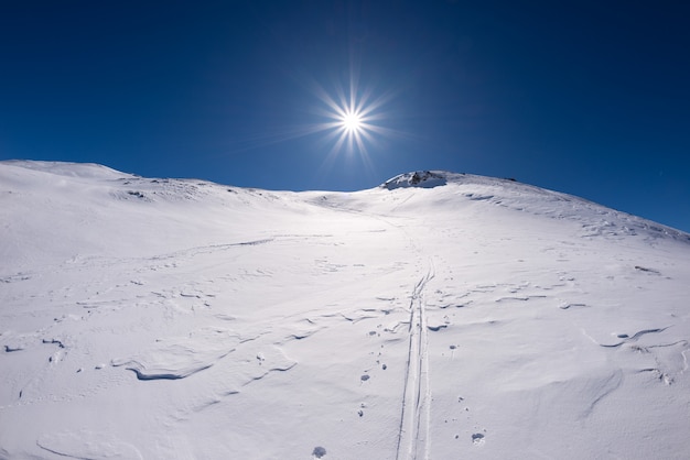 Brede hoekmening van een skigebied in de winter.