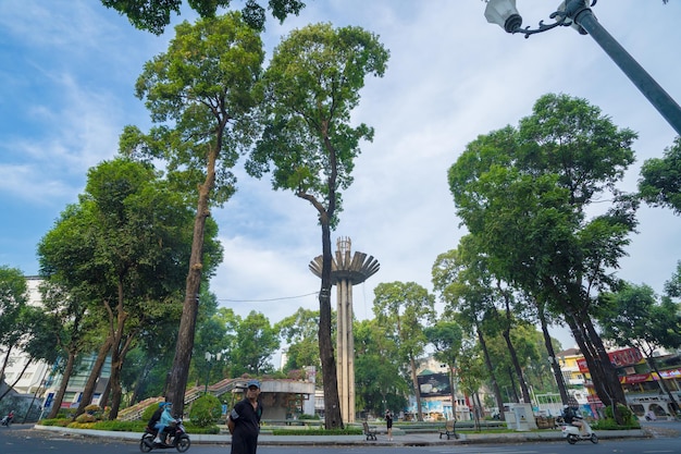 Brede hoekmening van lotus pijler een iconische architectuur bij turtle lake ho con rua met blauwe lucht in saigon