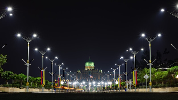 Brede nacht asfaltweg op achtergrond verlichting. hoge kwaliteit foto