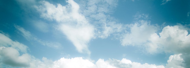 Brede retro kleur zomerwolken in blauwe lucht