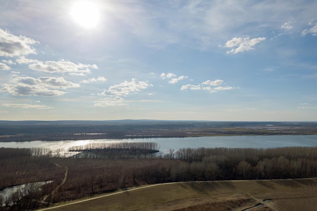 Brede rivier Vroege lente Luchtfoto.