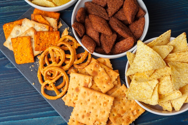 Foto brede selectie snacks voor bier