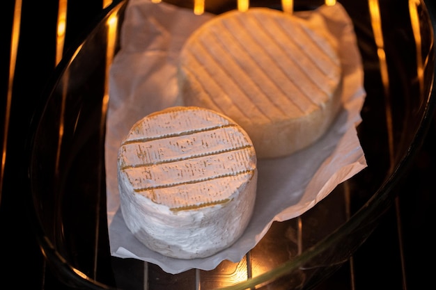 Bree uit de oven. Kaas gebakken in de oven. Blauwe kaas. Een stukje blauwe kaas. Camembert. Brie i