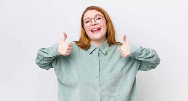 Foto breed glimlachend gelukkig positief zelfverzekerd en succesvol met beide duimen omhoog