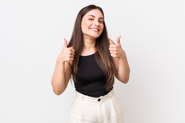 breed glimlachend gelukkig positief zelfverzekerd en succesvol met beide duimen omhoog