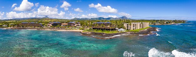 Breed panorama van de kustlijn rond het strand van Lawa'i bij Poipu aan de zuidkust van Kauai