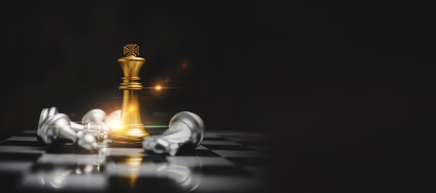 Breed spandoek. gouden koning met zilveren schaakstuk op schaakbordspel competitie met kopie ruimte op donkere achtergrond, schaakgevecht, overwinning, succes, teamleider, teamwork, bedrijfsstrategieconcept