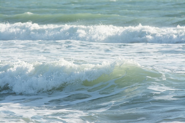 Brekende golven van de Middellandse Zee, groen water