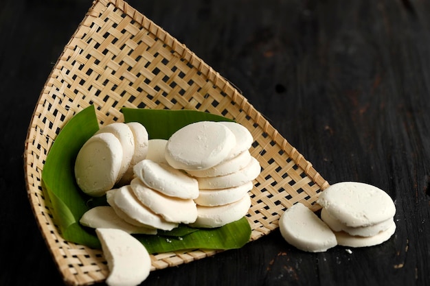 Brem KhasSoloまたはBremMadiunインドネシアの伝統的なキャンディスナックで、乾燥した発酵もち米ジュースから作られています