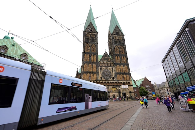 Bremen duitsland 7 juli 2022 bremen kathedraal met tram op het marktplein van bremen duitsland