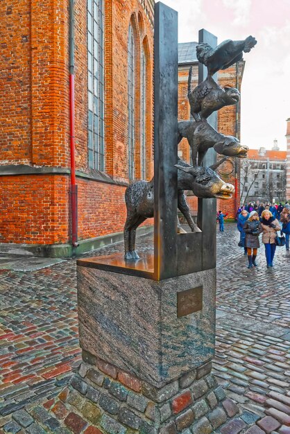 Bremen muzikantenstandbeeld in de buurt van de sint-pieterskerk in de oude binnenstad van riga