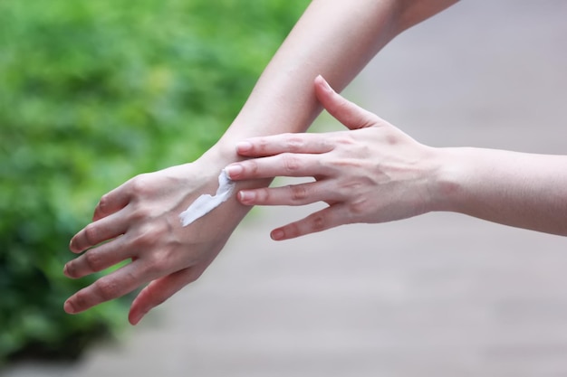 Breng vochtinbrengende lotion aan op de huid van de handen