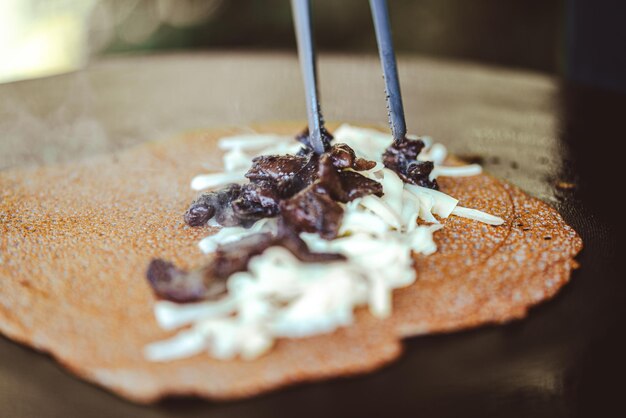 Foto crepe di grano saraceno bretone con ingredienti per fare pancake di grano seraceno