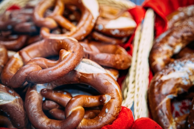 Bretzel은 겨울에 유럽의 독일 크리스마스 시장에서 구운 과자입니다. 독일 밤 거리 크리스마스와 유럽 도시 또는 마을, 12월의 휴일 박람회. 베를린 카이저 빌헬름 기념 교회