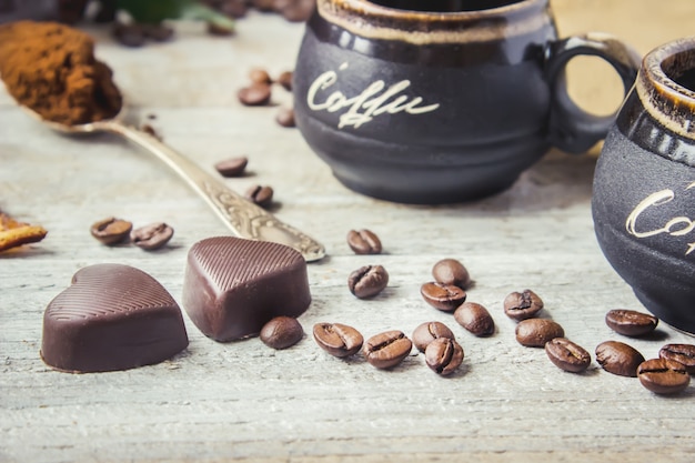 Preparare il caffè a turku per il collage della colazione. messa a fuoco selettiva.