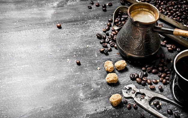 砂糖入りの淹れたてのコーヒーポット