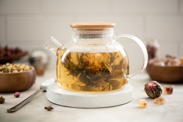 Photo brewed tea flower in a glass teapot