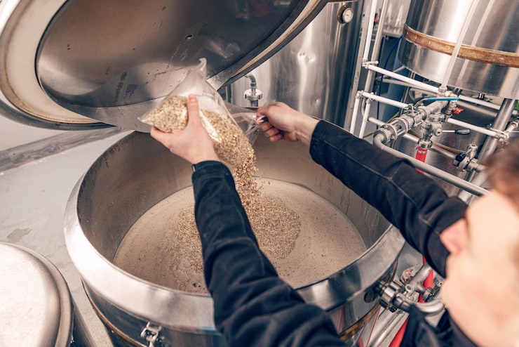Photo brewer in brewhouse