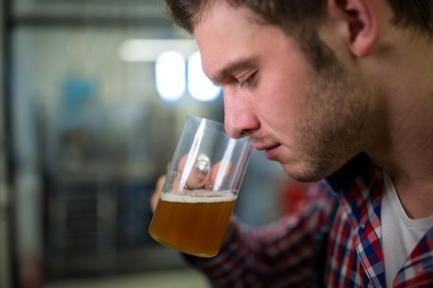 Foto birraio che sente l'odore della birra