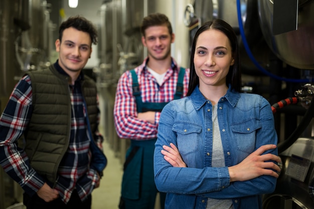 Foto brewers in posa nella fabbrica di birra