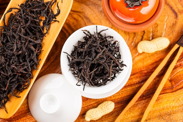 Photo brewing chinese tea in ceramic gaiwan during the tea ceremony closeup