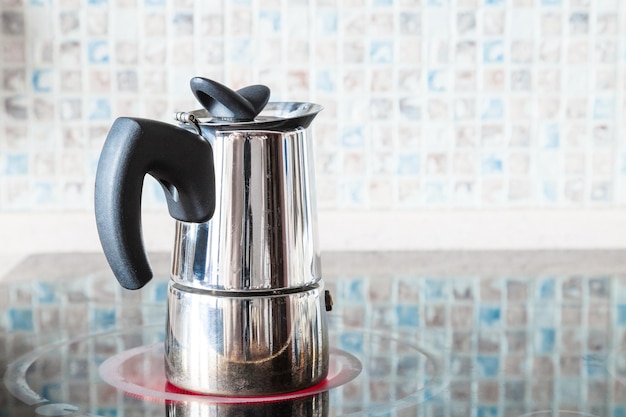 Preparare il caffè con la moka a pressione sulla gamma