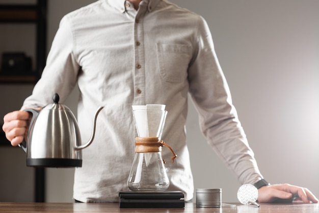 Brewing versare sullo stile di fare il caffè gocciolante con le bolle. metodi alternativi di preparazione del caffè. bella vista ravvicinata o preparazione del caffè mattutino. industria del caffè. concetto di caffetteria