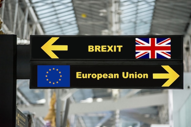 배경을 흐리게 공항 사인 보드에 Brexit 또는 영국 출구