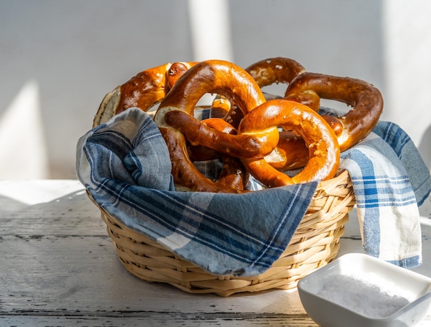 Brezels of pretzels in broodmand met servet