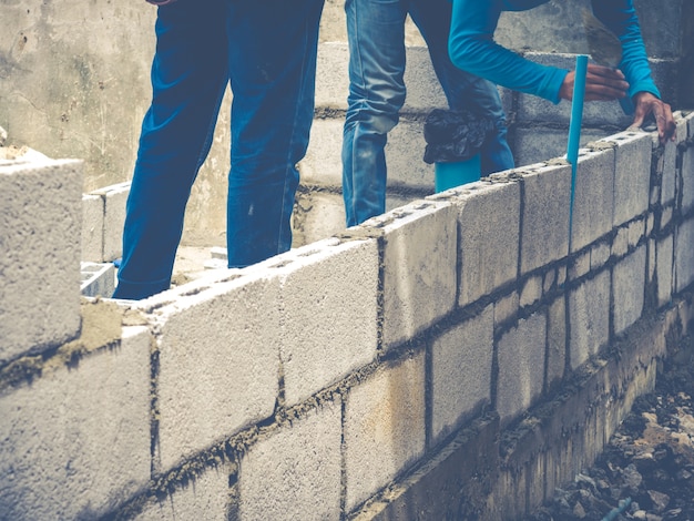 Brick builders zijn muren aan het bouwen