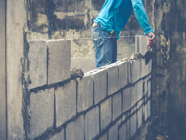 Brick Builders zijn muren aan het bouwen