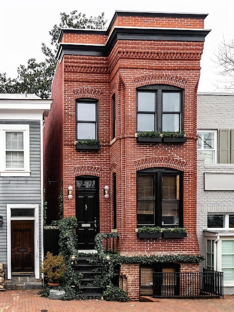 Photo a brick building with a black door and a black door with the number 4 on it.