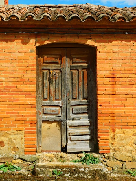 "단어"라고 적힌 문이 있는 벽돌 건물.