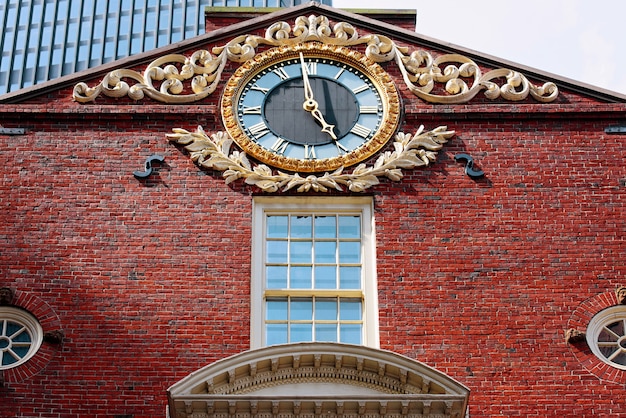 보스턴에서 큰 시계와 건물 벽돌