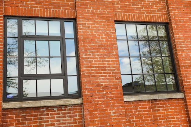 "단어"라고 적힌 일련의 창문이 있는 벽돌 건물