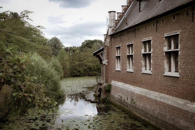 Foto fortezza di mattoni vicino al canale