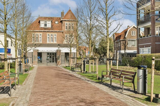 Photo a brick path with benches in front of a building