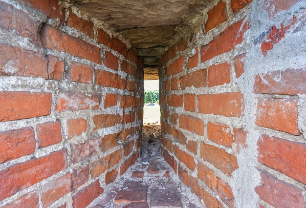 Primo piano di pareti di tunnel di mattoni